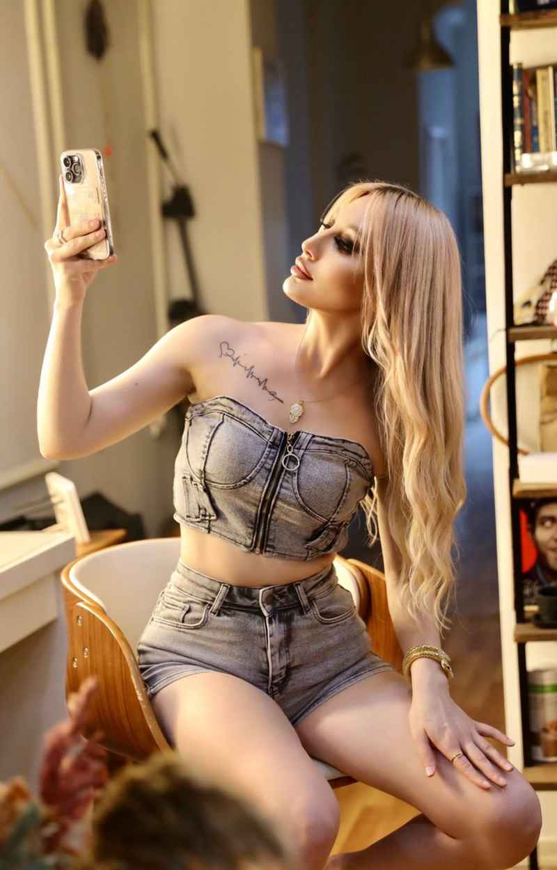 Lara - open minded