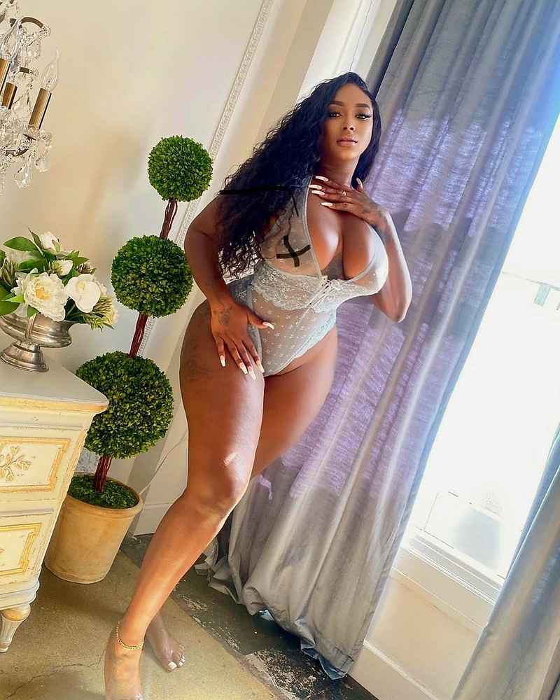Gillian - curvy