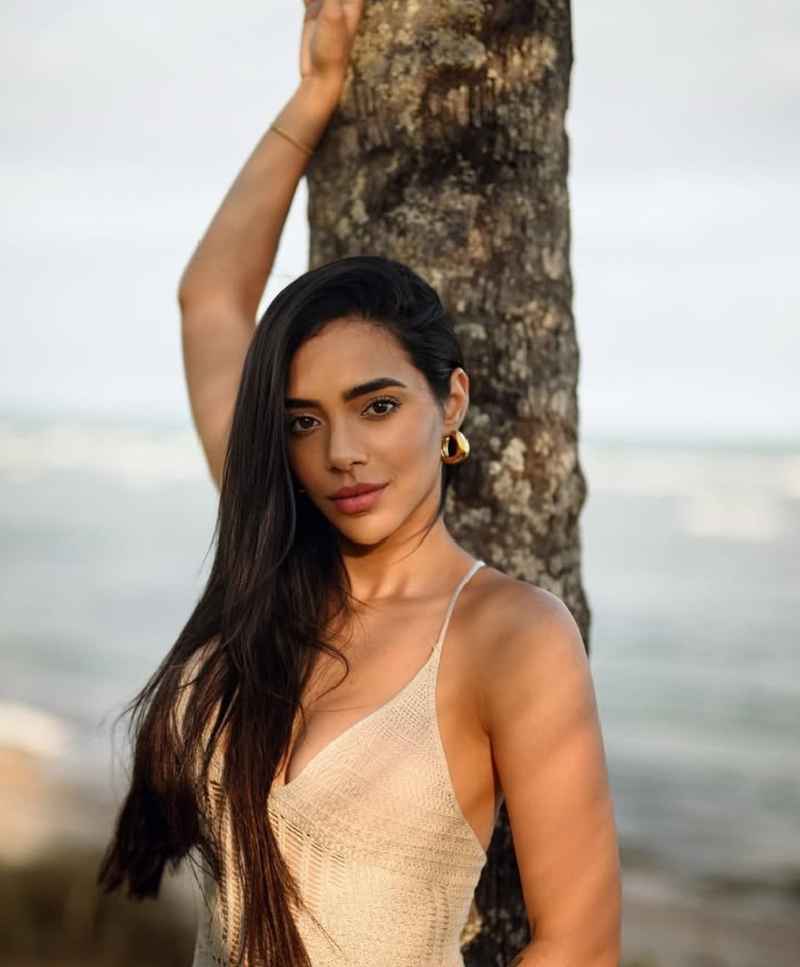 Kiana - brunette