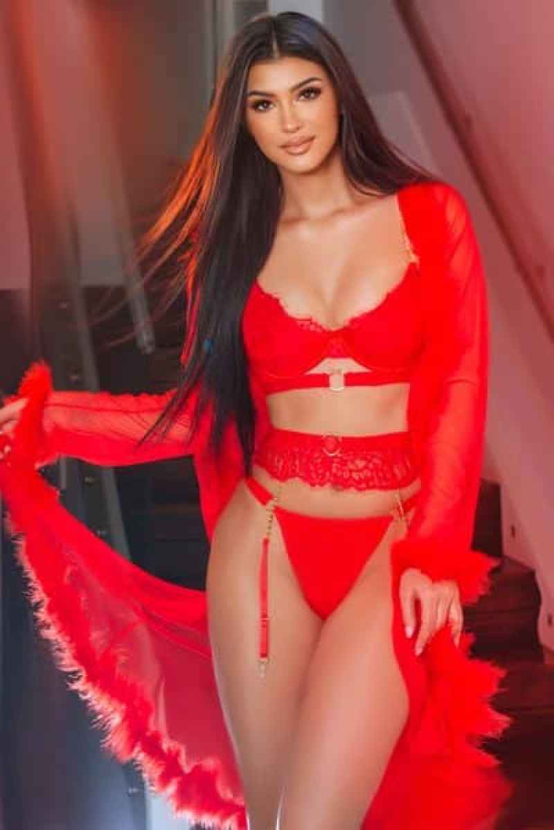 Amy - curvy