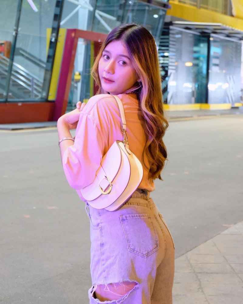 Gillian - curvy