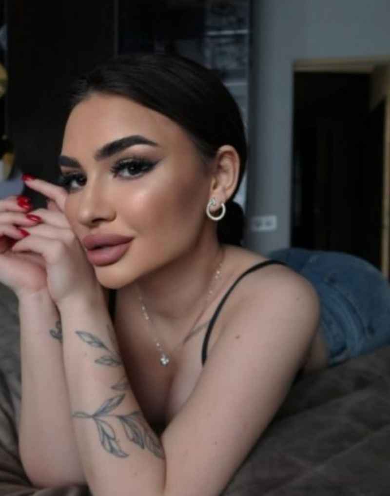 Carolyn - curvy
