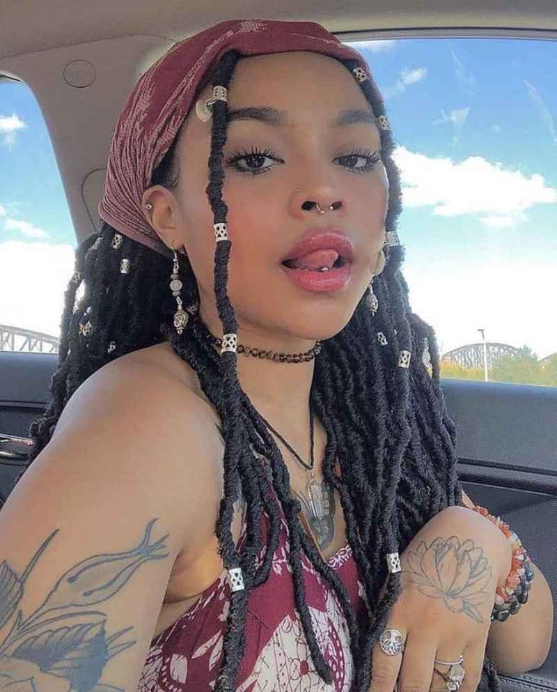Sara - independent companion