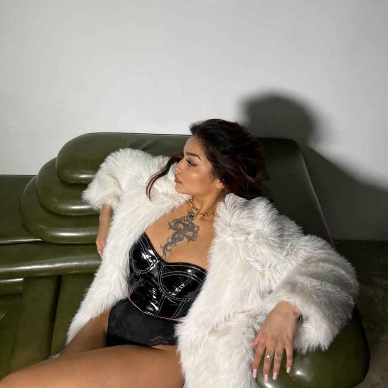Andrea - brunette