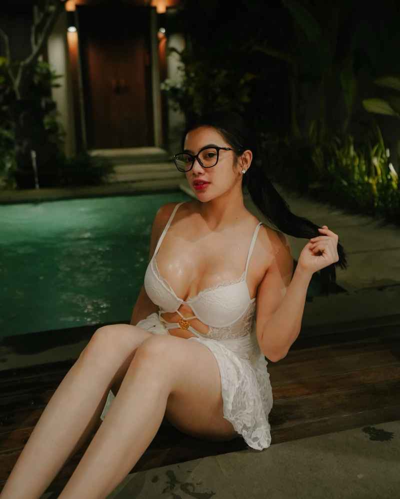 Violet - brunette