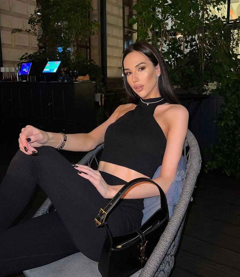 Naomi - curvy