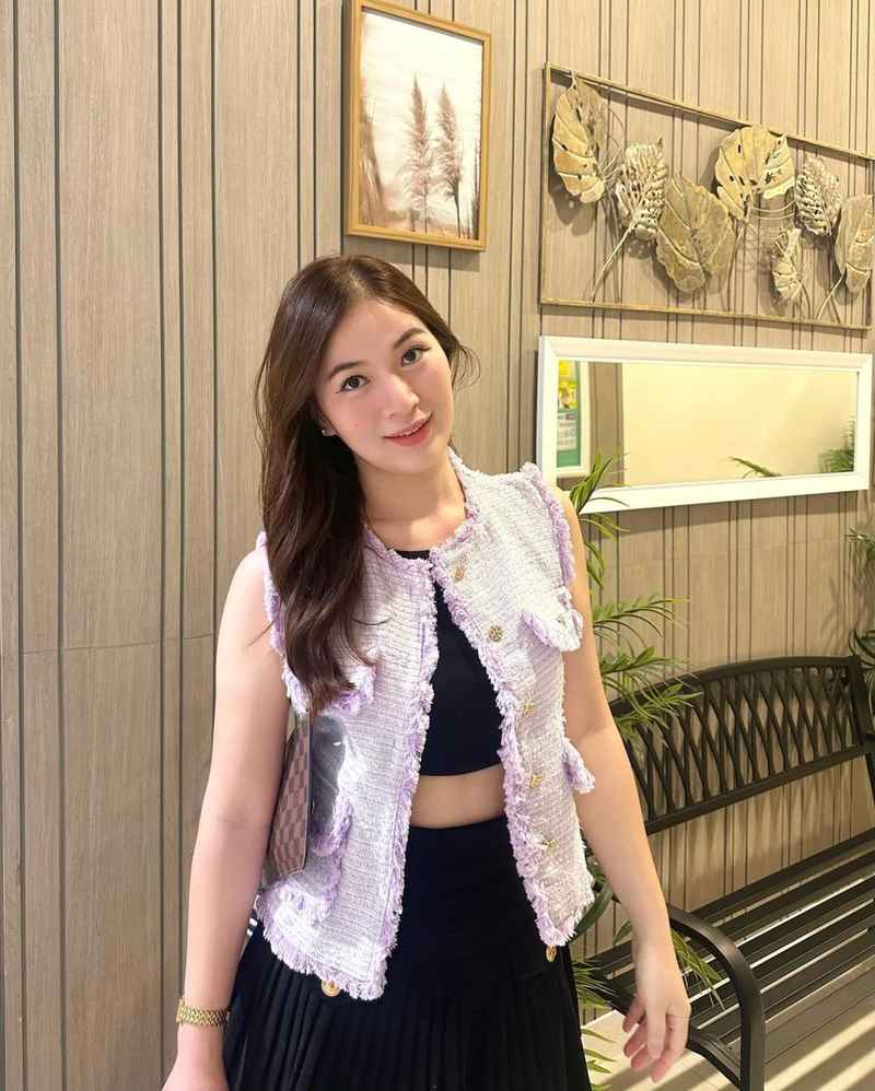 Zoe - brunette