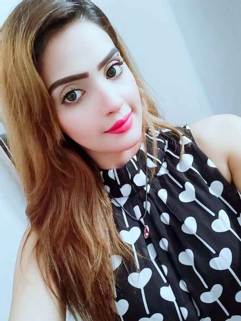 Amy - curvy