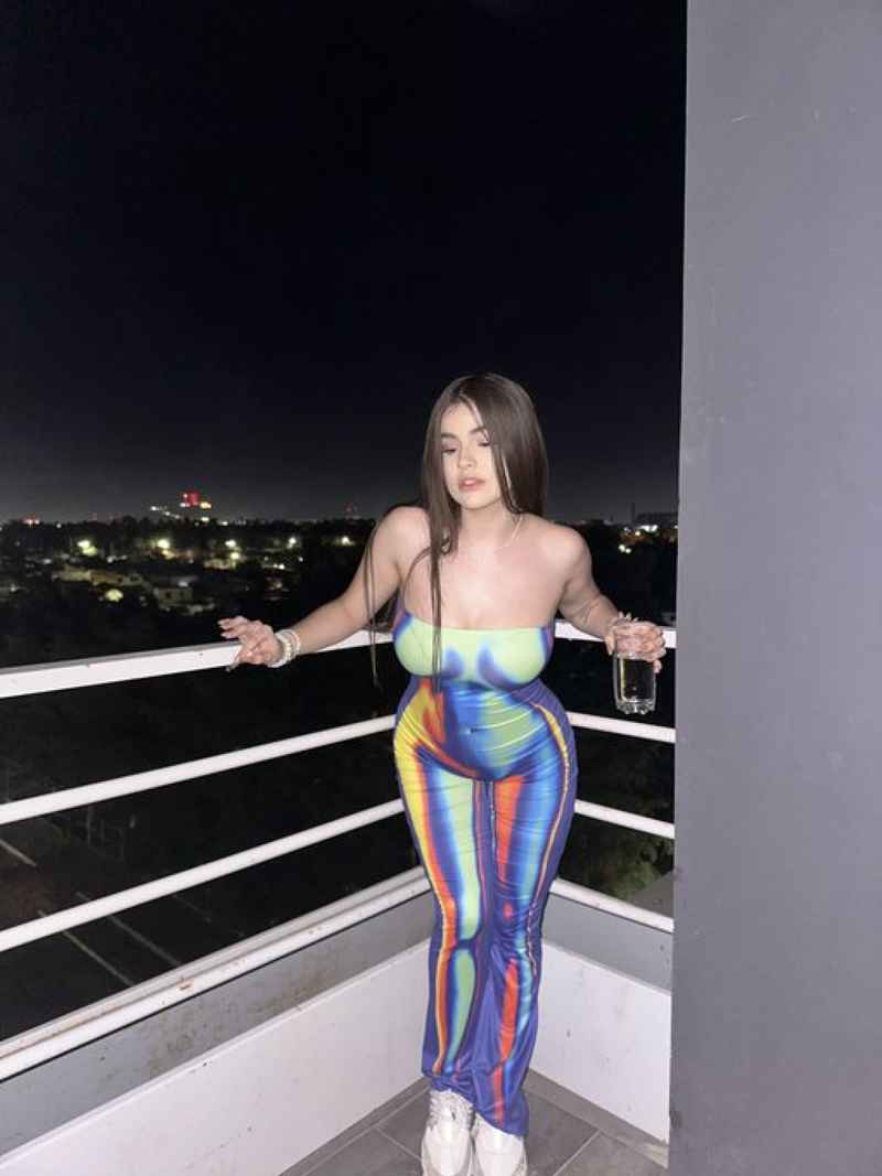 Lauren - petite