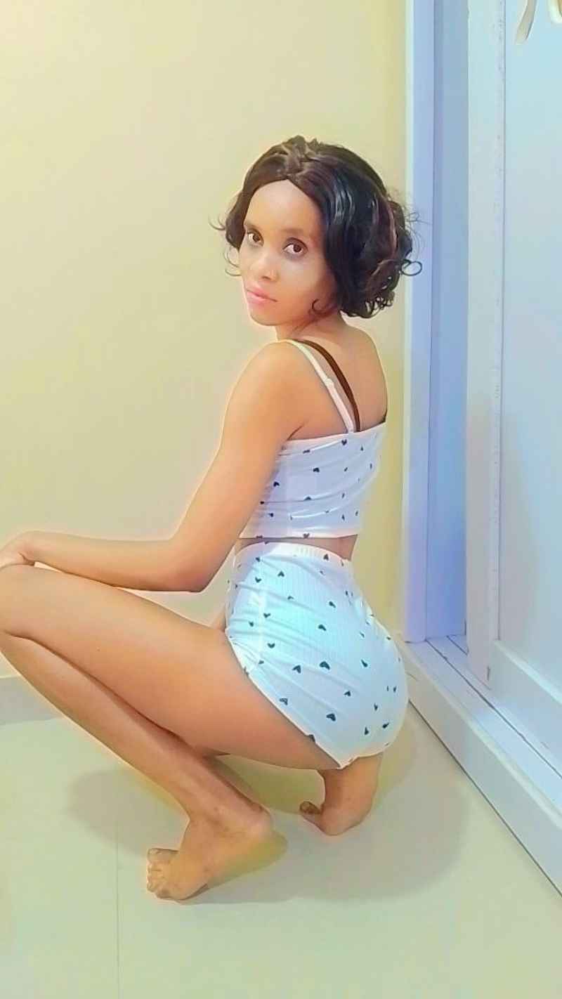 Laura - curvy