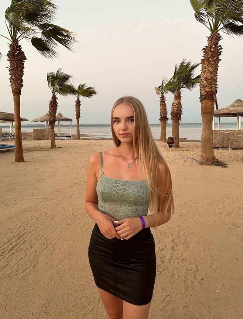 Yvette - curvy