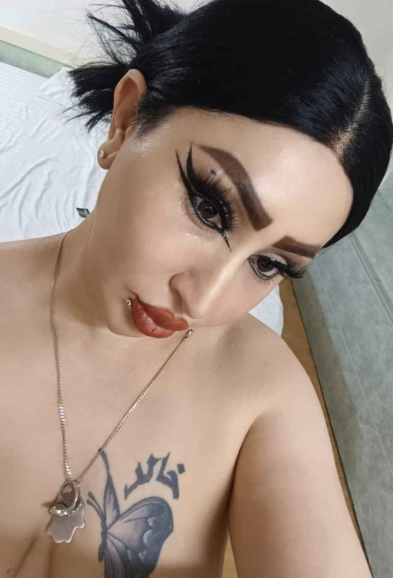 Lily - party girl
