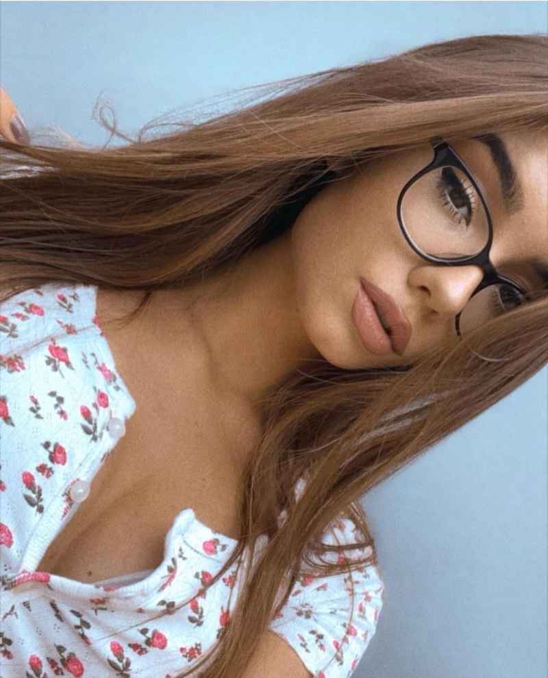 Olivia - brunette