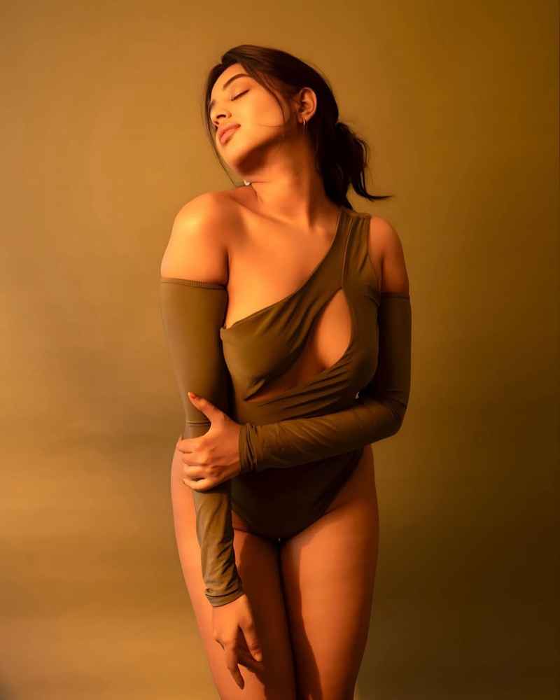 Simone - brunette