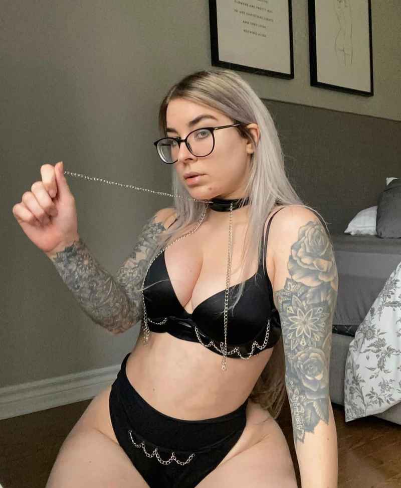 Noelle - mature companion