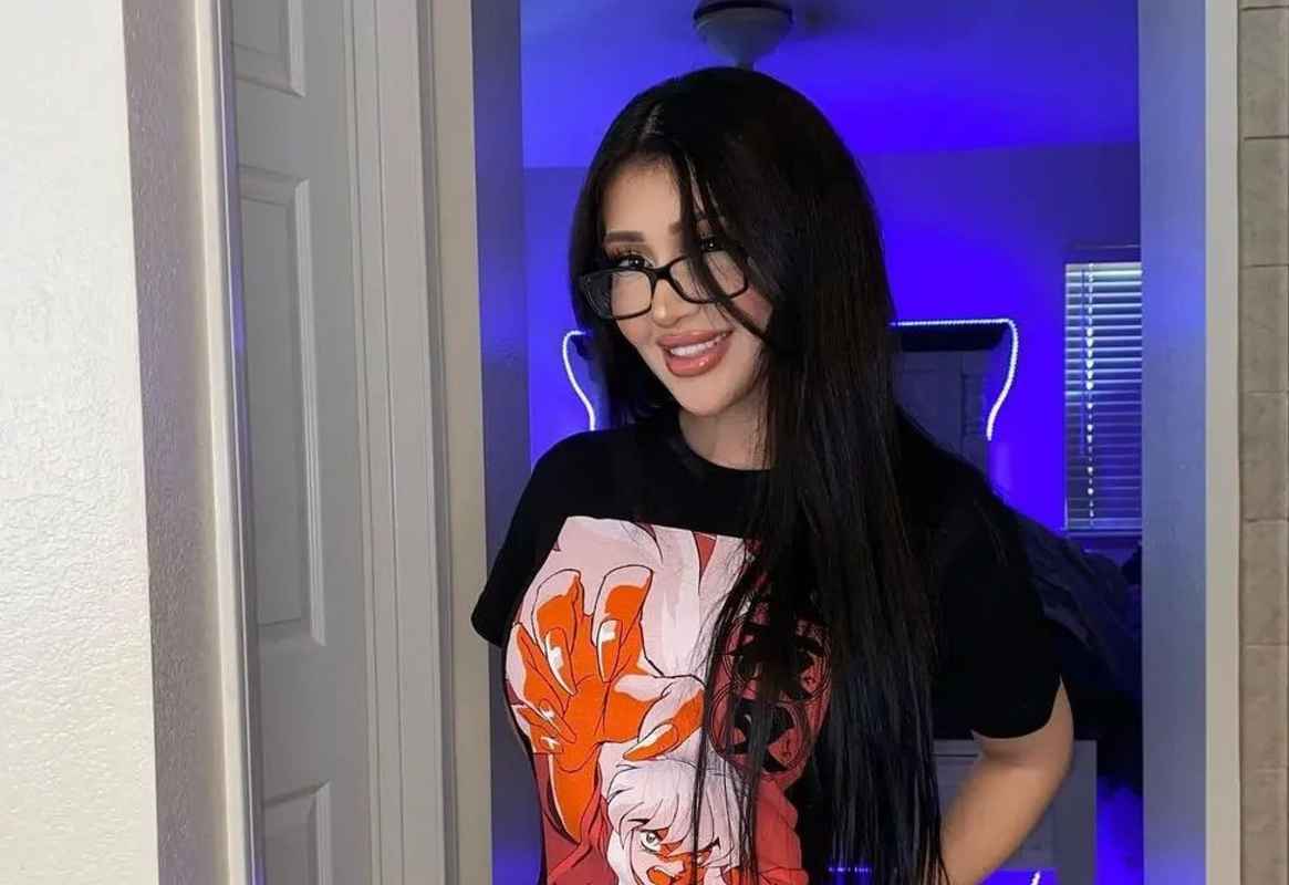 Laura - brunette