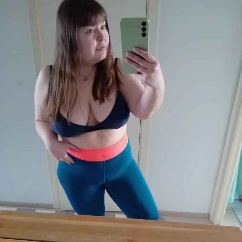 Lara - brunette