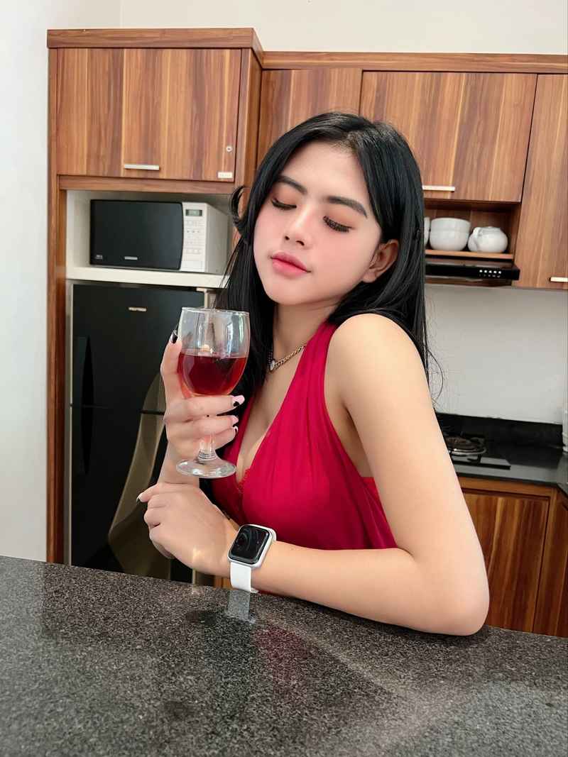 Lily - independent companion