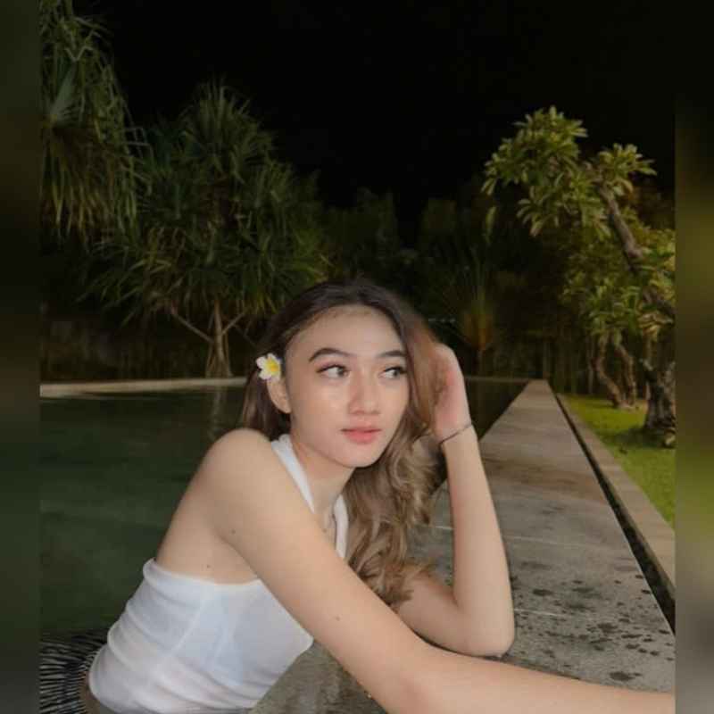 Sarah - petite