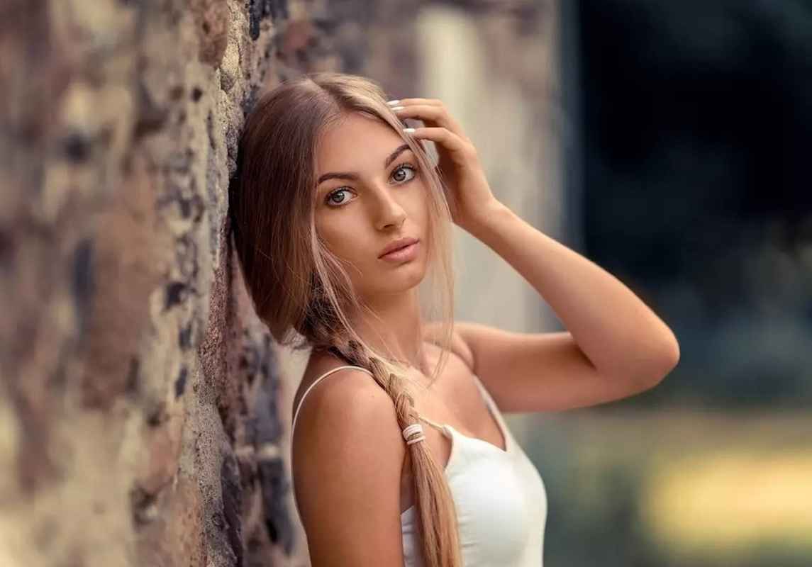 Elodie - independent companion
