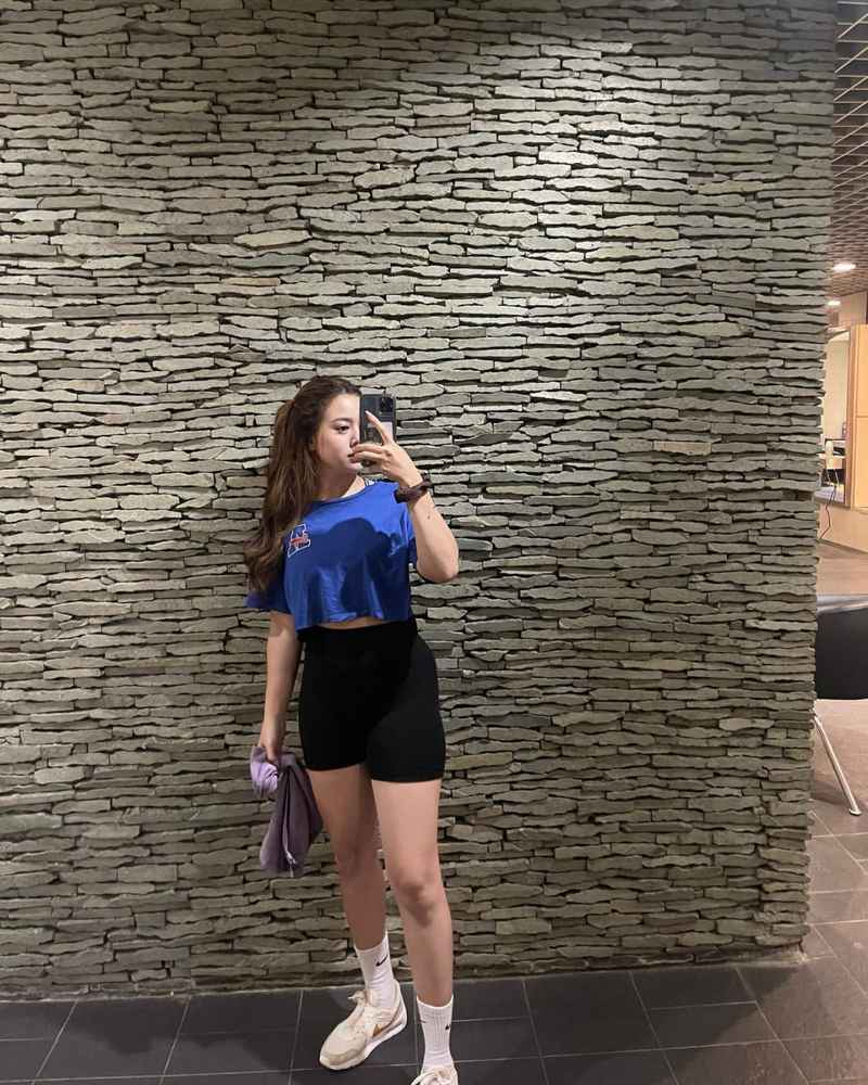 Nadine - independent companion