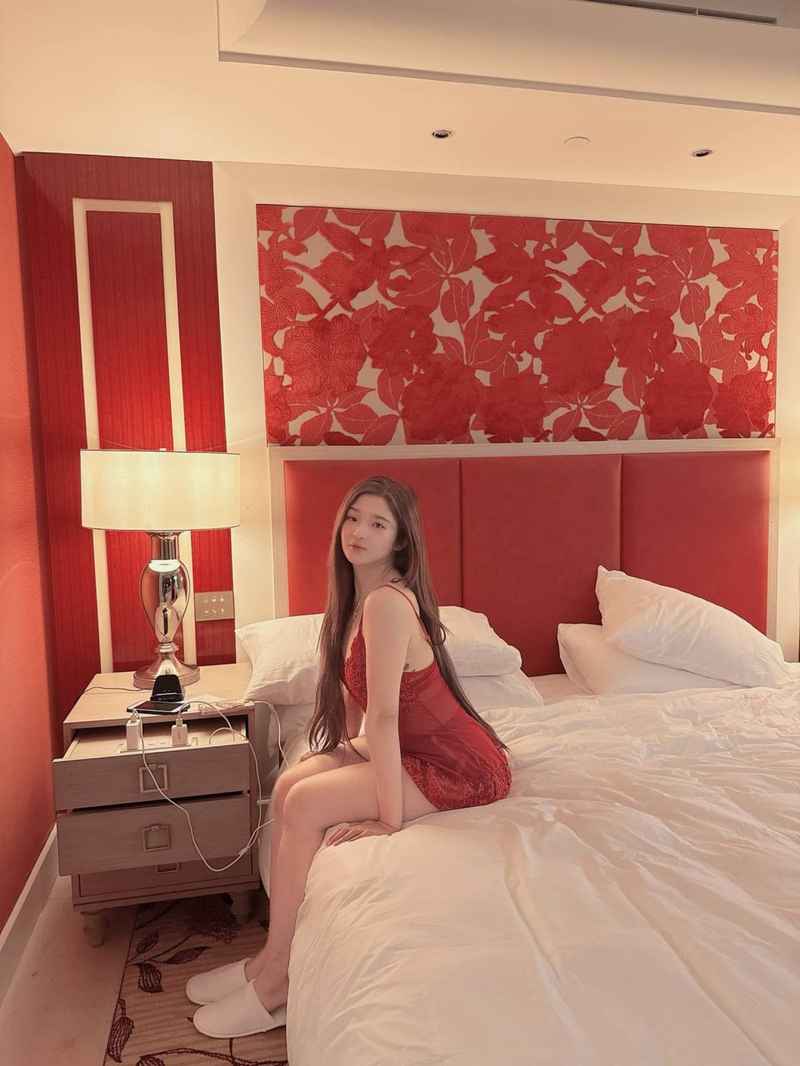 Genevieve - brunette