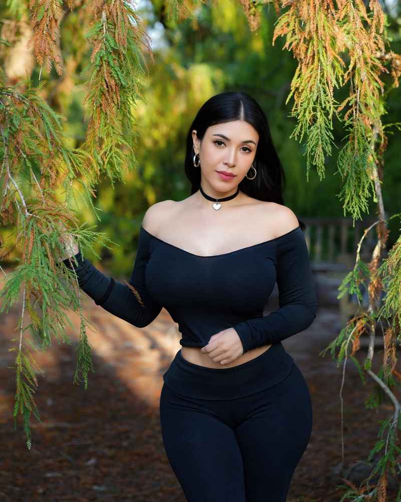 Corinne - curvy