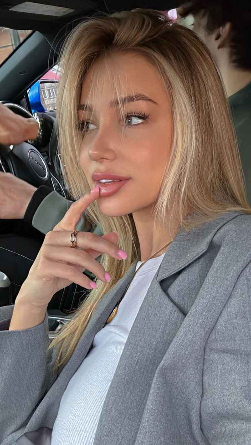 Chloe - brunette