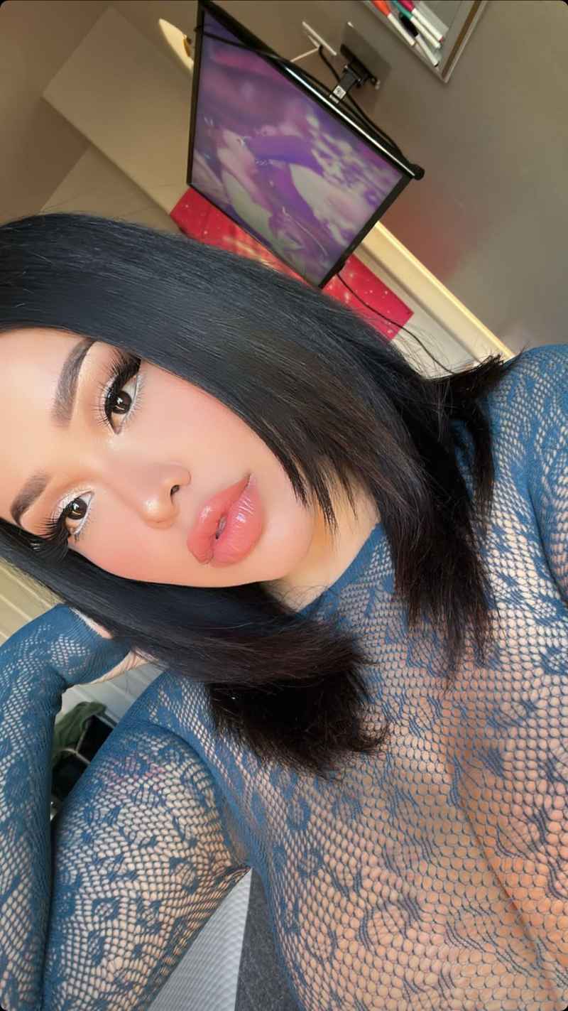 Corinne - curvy