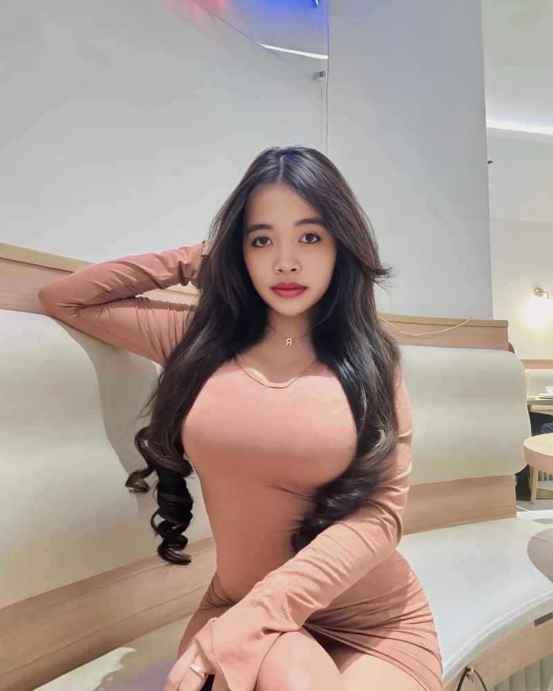 Noelle - brunette