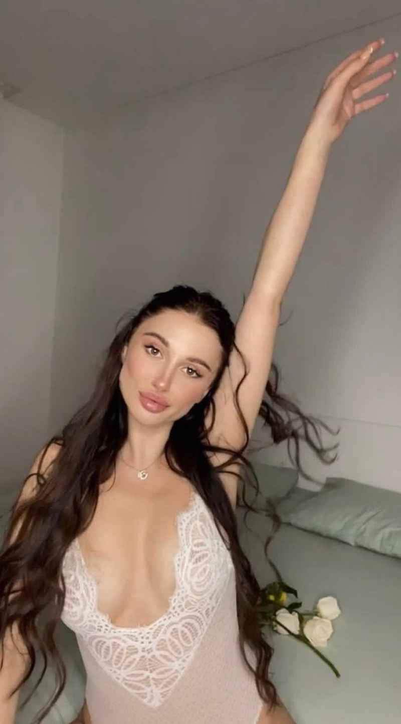 Chloe - open minded