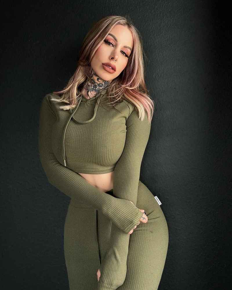 Stephanie - petite