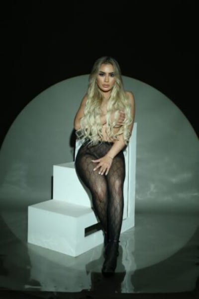 Julie - curvy