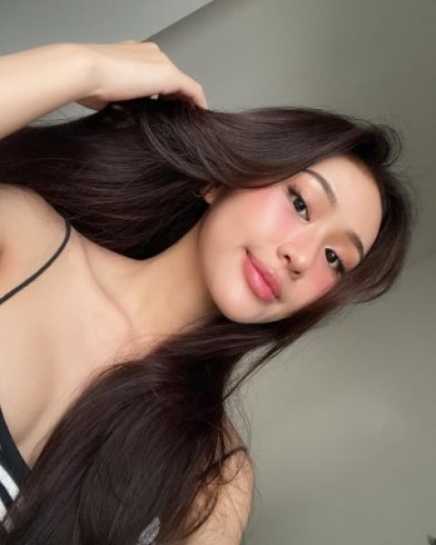 Kelly - brunette