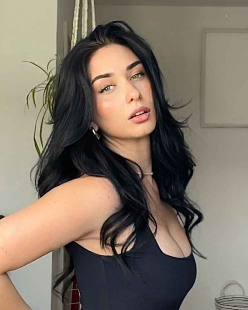 Amelia - mature companion