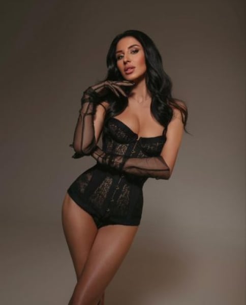 Nicole - curvy