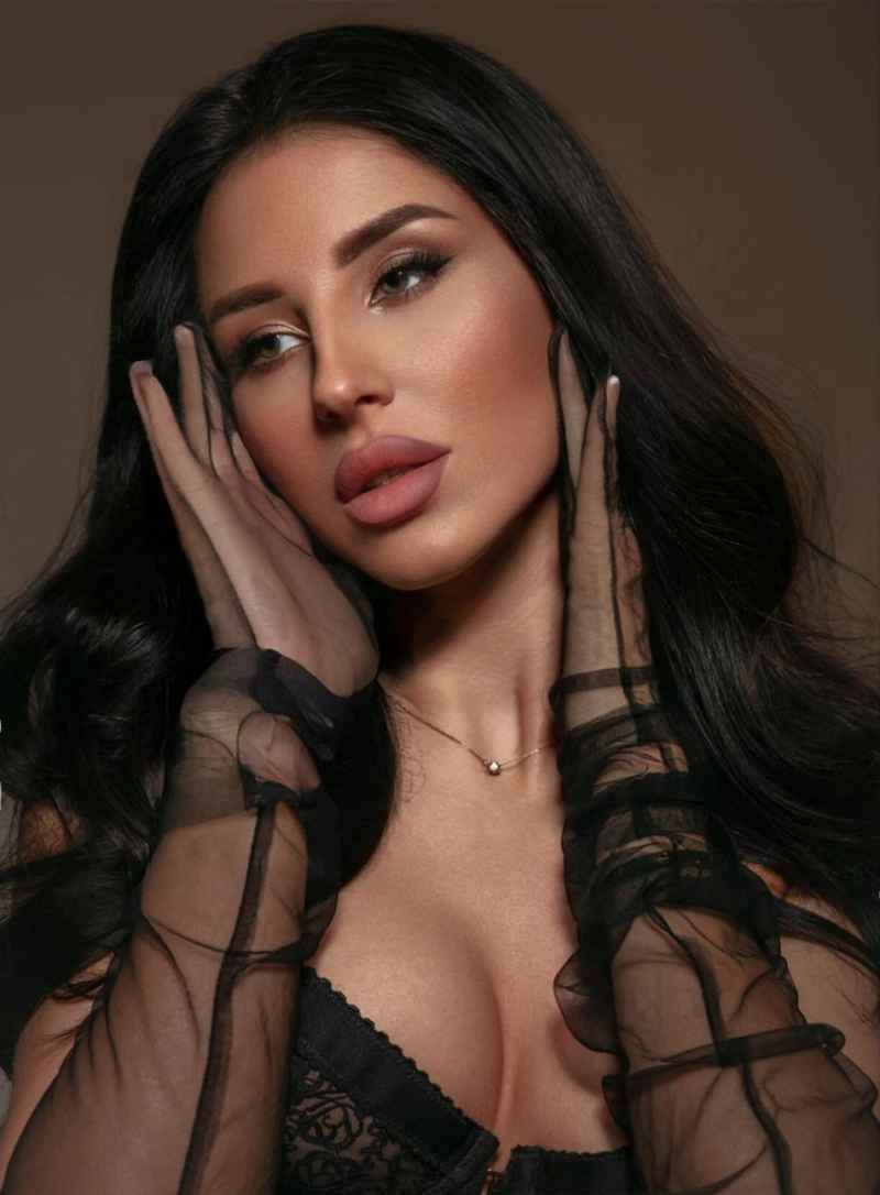 Maureen - brunette