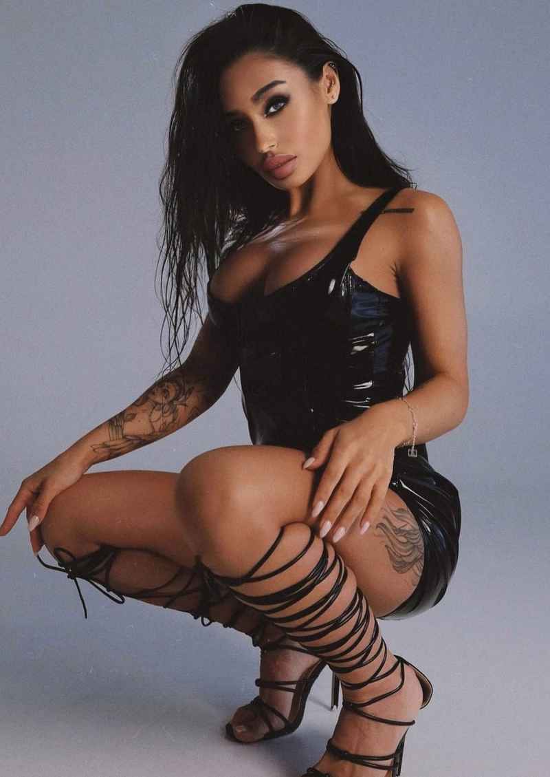Sara - touring