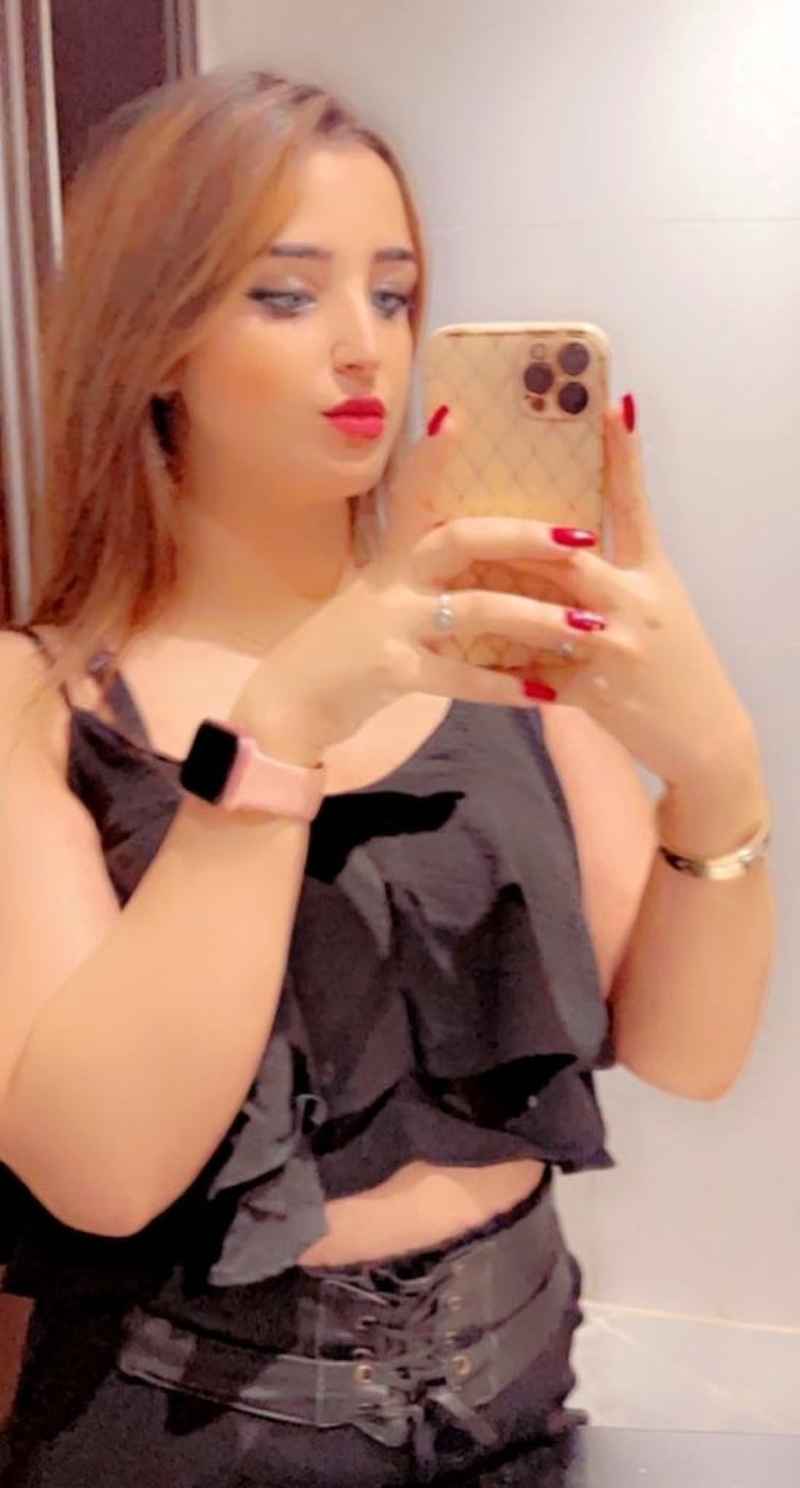 Roxane - outcall available