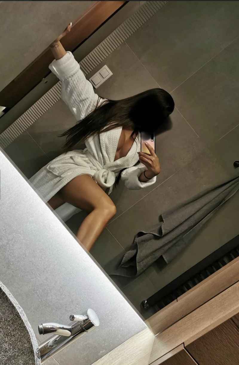 Isla - brunette
