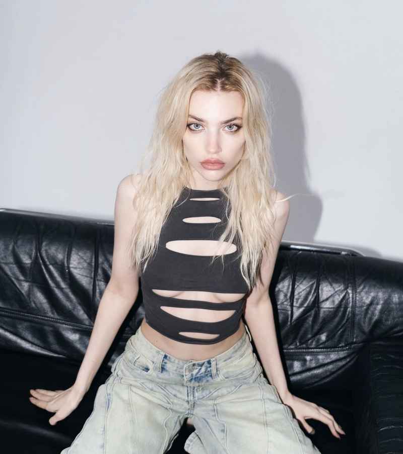 Holly - open minded