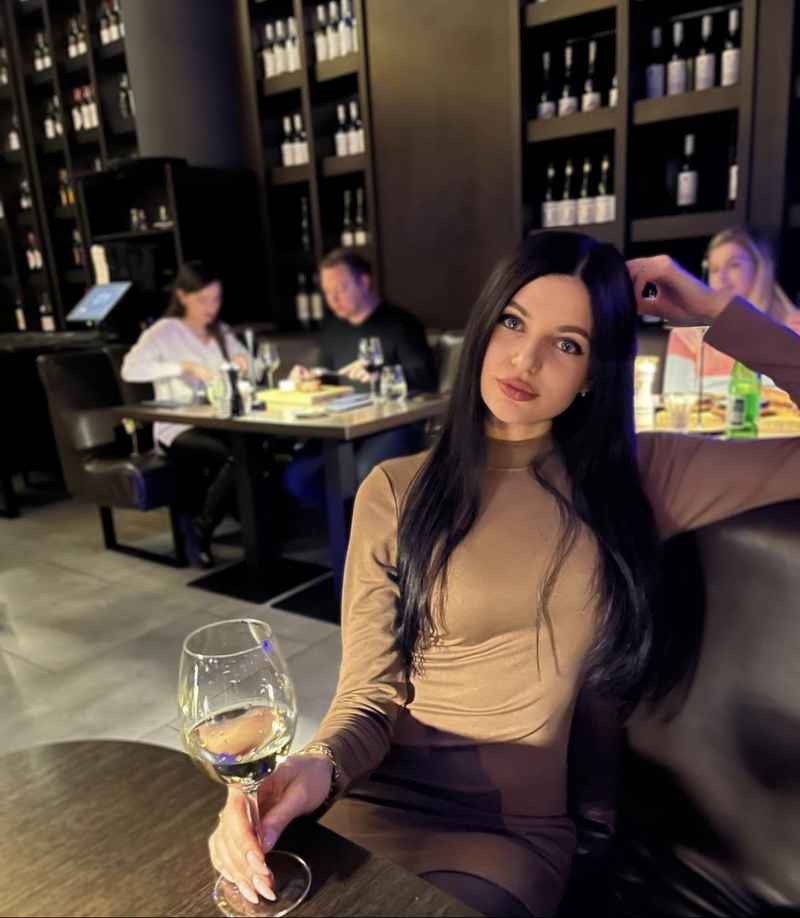 Annette - brunette