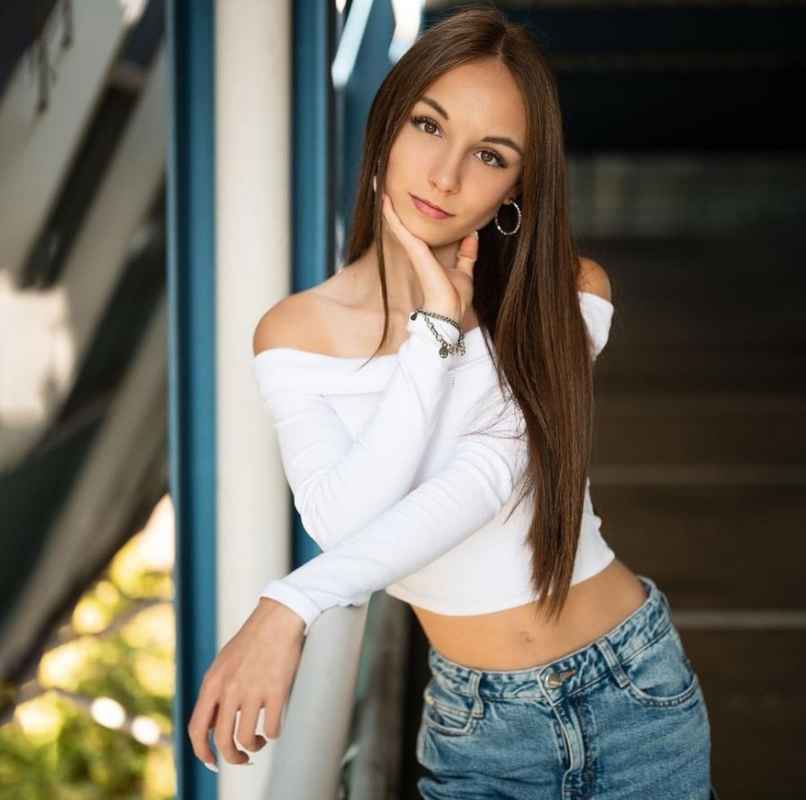 Maureen - brunette