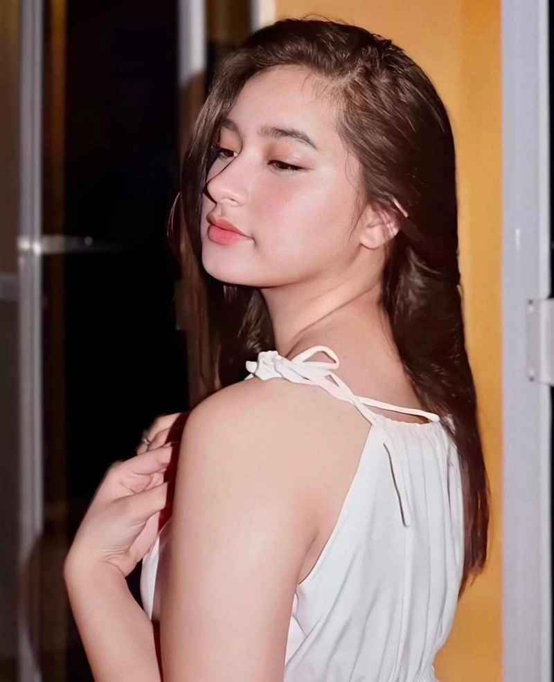 Sandra - brunette