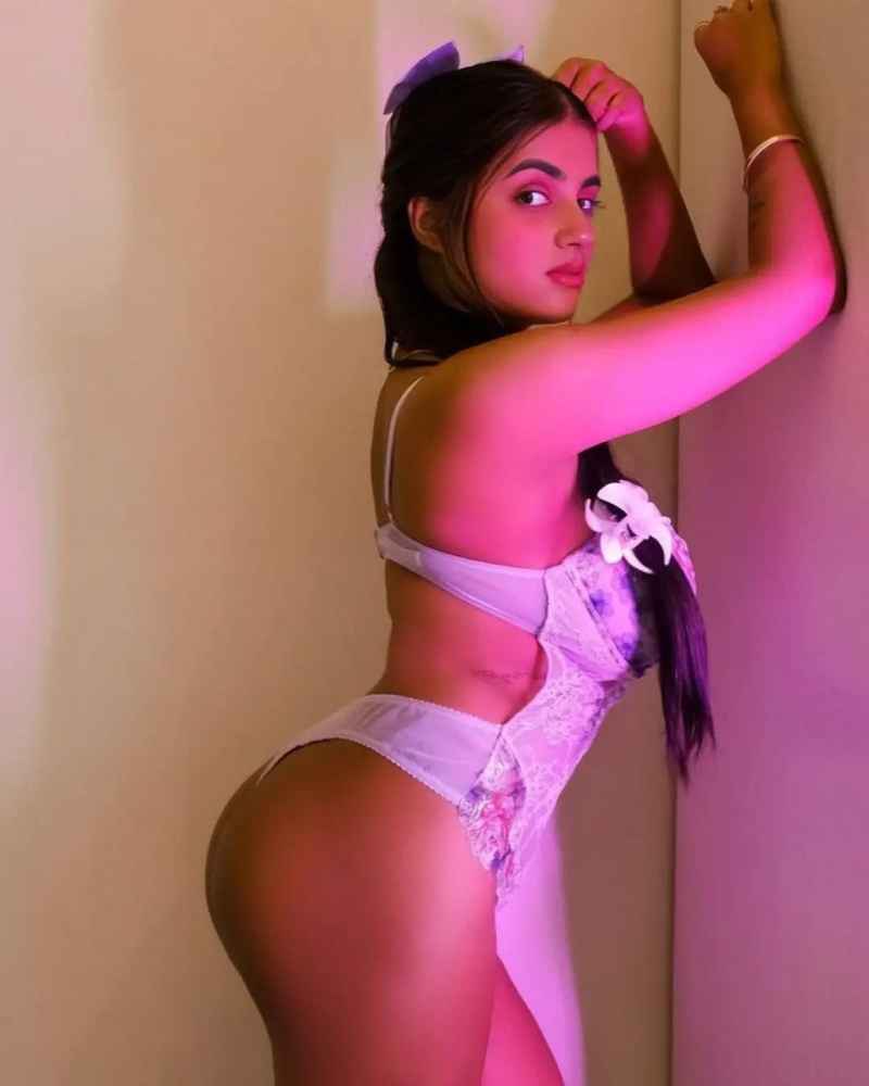 Sienna - mature companion