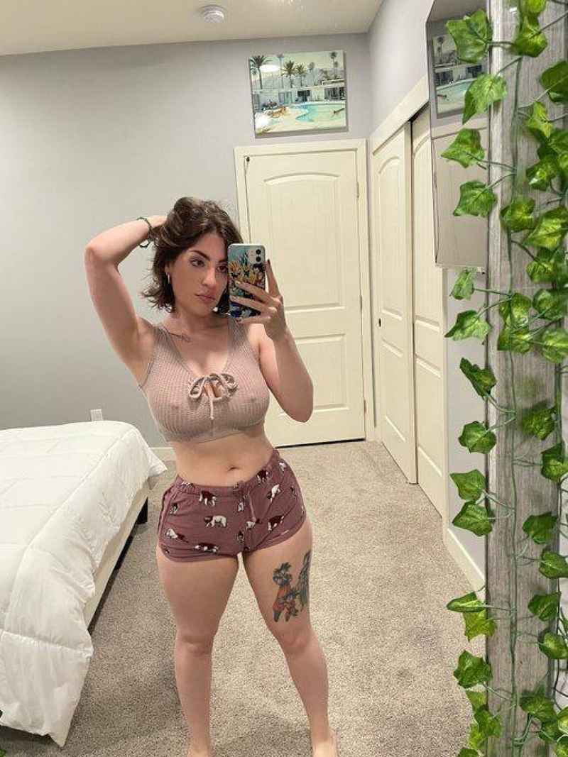 Sarah - curvy