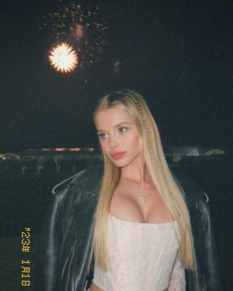 Noelle - brunette