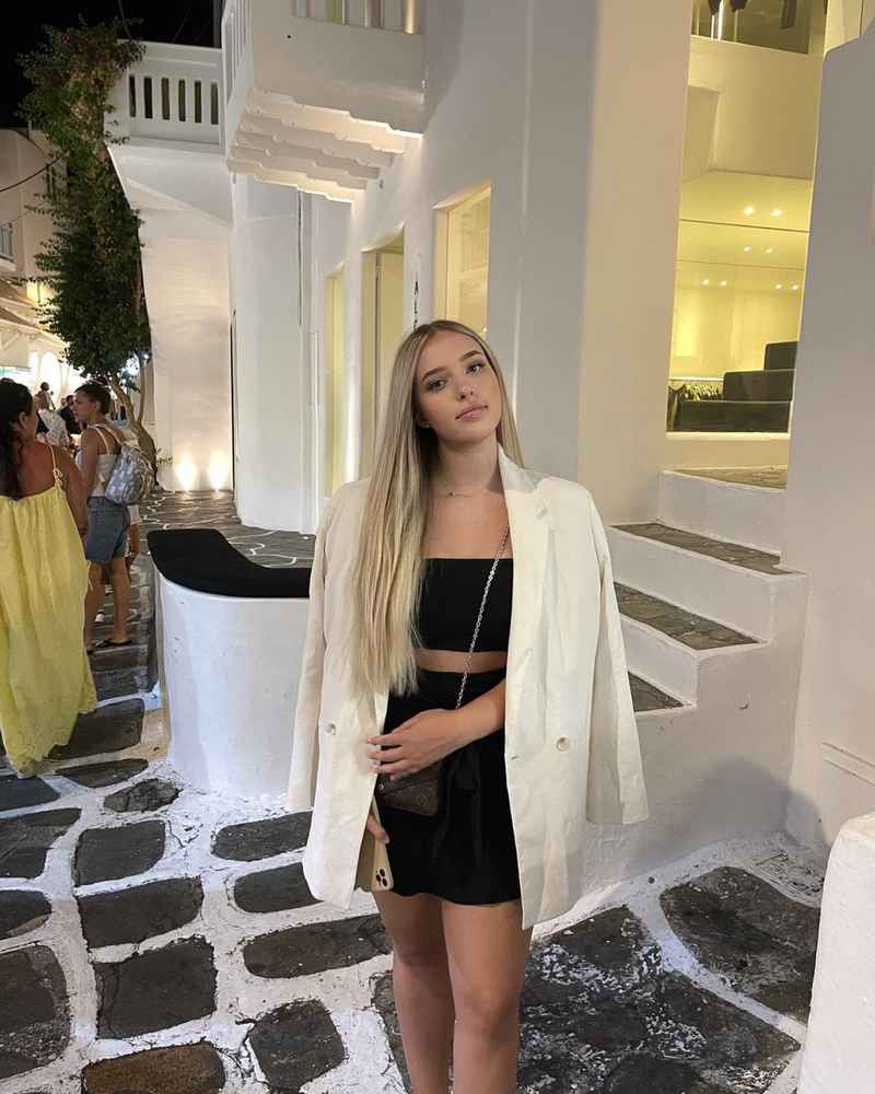 Nadine - brunette