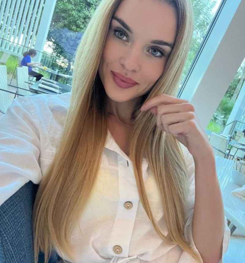 Claire - brunette