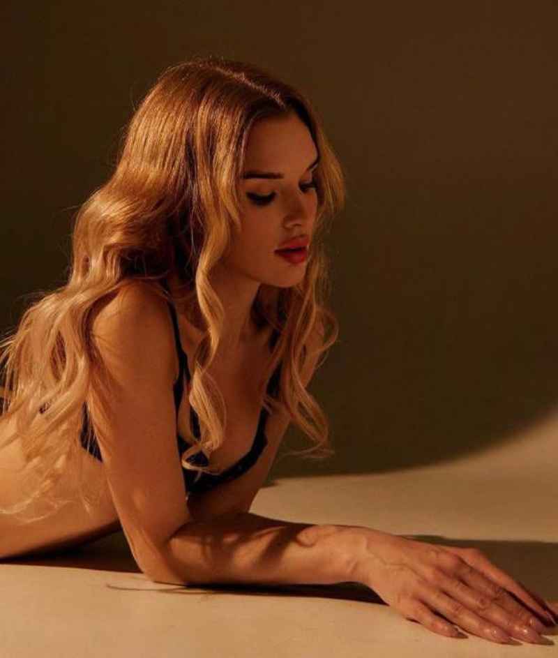 Bella - open minded